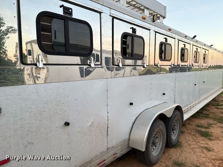 image for item EJ4555 2001 Sundowner horse trailer