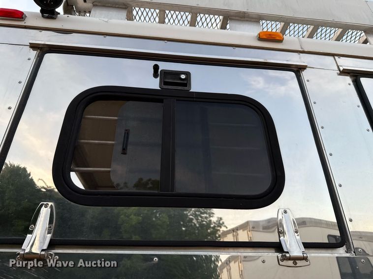 image for item EJ4555 2001 Sundowner horse trailer