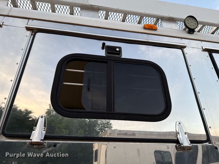 image for item EJ4555 2001 Sundowner horse trailer