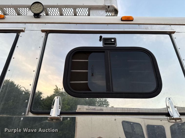 image for item EJ4555 2001 Sundowner horse trailer