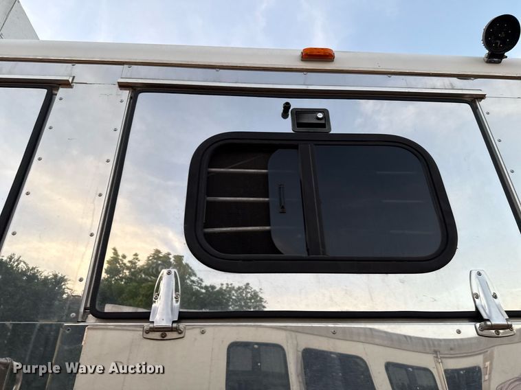 image for item EJ4555 2001 Sundowner horse trailer