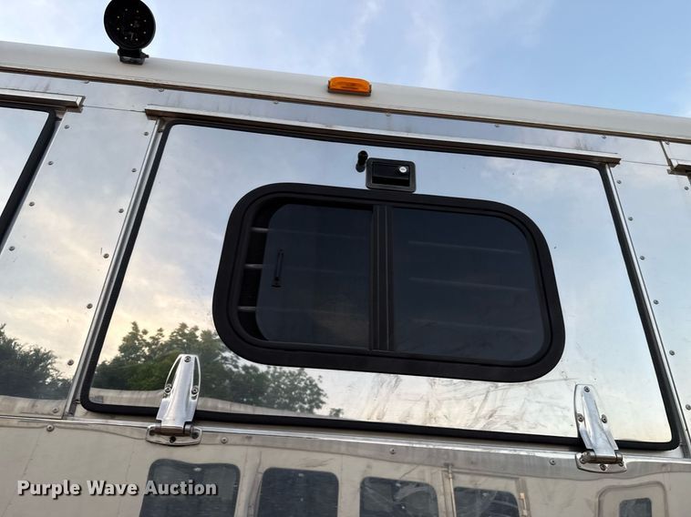 image for item EJ4555 2001 Sundowner horse trailer