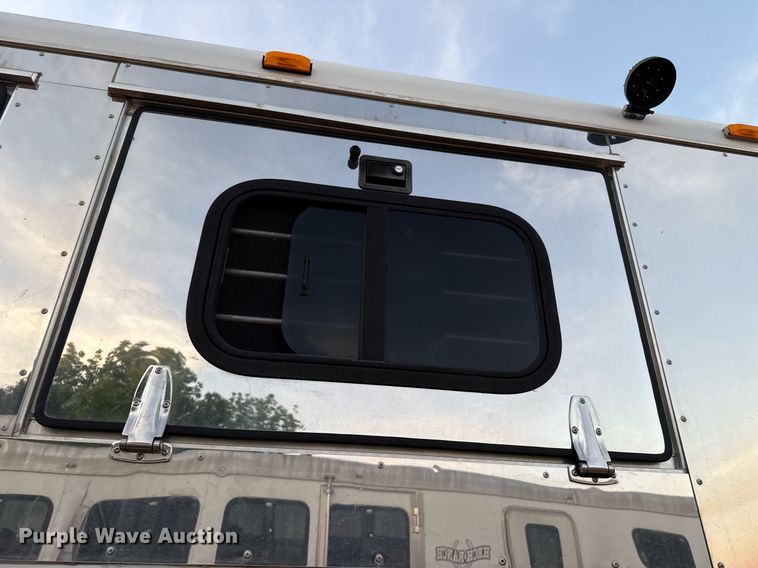 image for item EJ4555 2001 Sundowner horse trailer