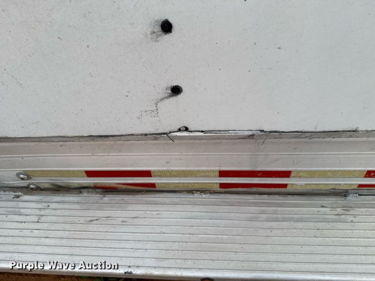 image for item EJ4555 2001 Sundowner horse trailer