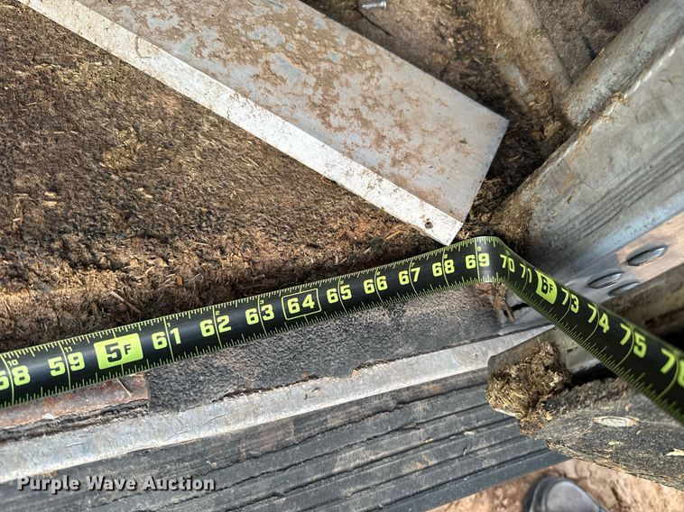 image for item EJ4555 2001 Sundowner horse trailer