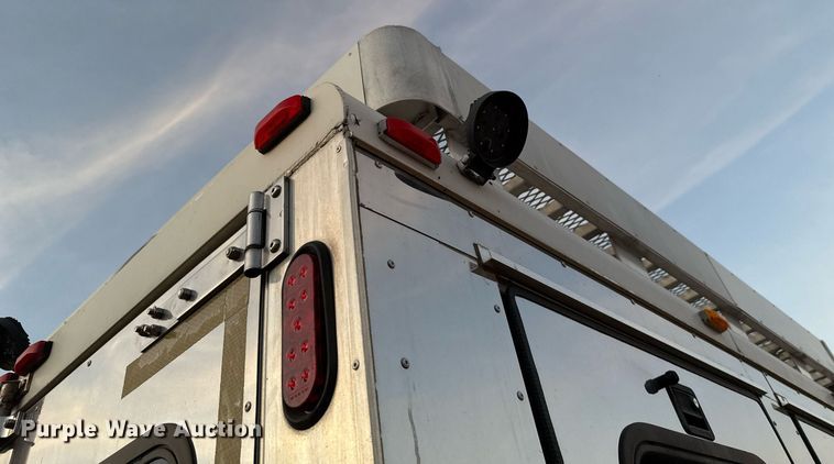 image for item EJ4555 2001 Sundowner horse trailer