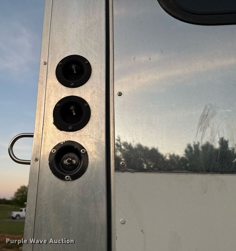 image for item EJ4555 2001 Sundowner horse trailer