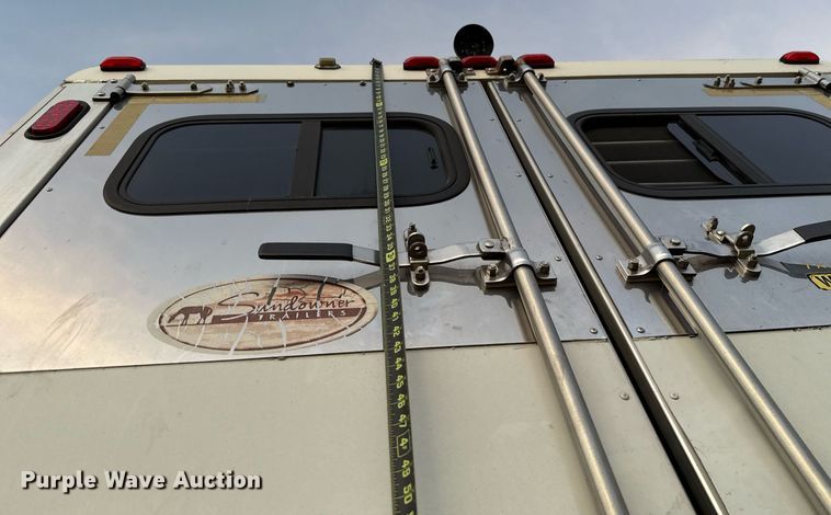 image for item EJ4555 2001 Sundowner horse trailer