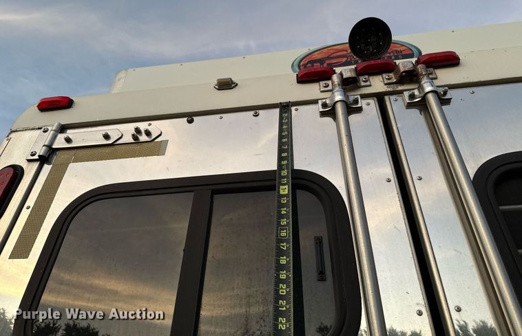 image for item EJ4555 2001 Sundowner horse trailer