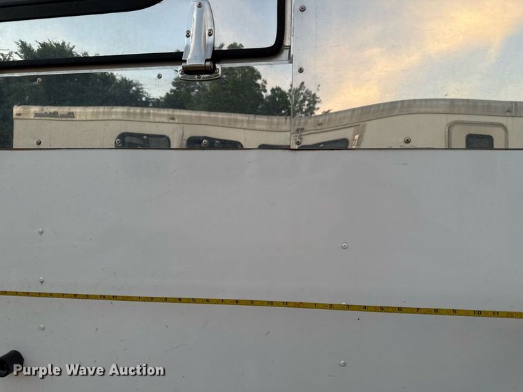 image for item EJ4555 2001 Sundowner horse trailer