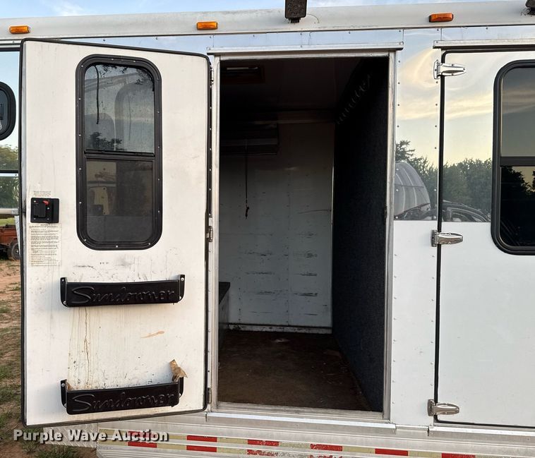 image for item EJ4555 2001 Sundowner horse trailer