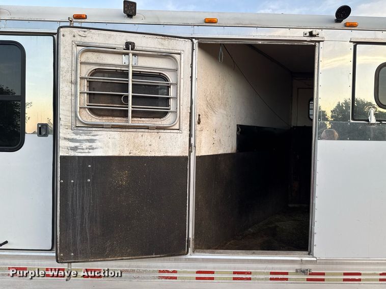 image for item EJ4555 2001 Sundowner horse trailer