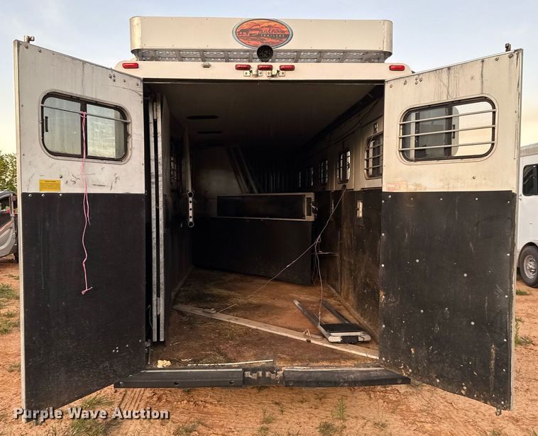 image for item EJ4555 2001 Sundowner horse trailer