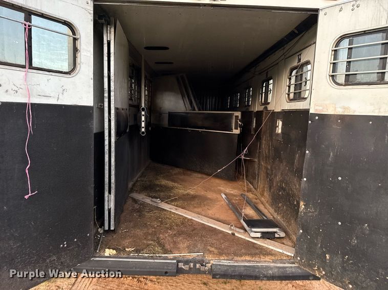 image for item EJ4555 2001 Sundowner horse trailer