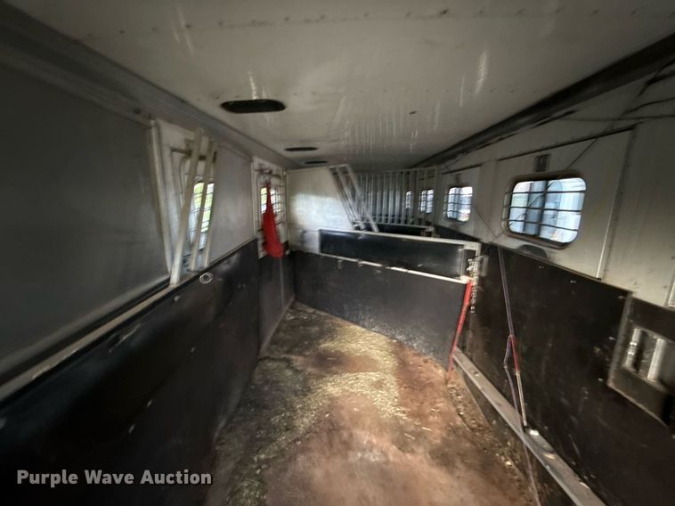 image for item EJ4555 2001 Sundowner horse trailer