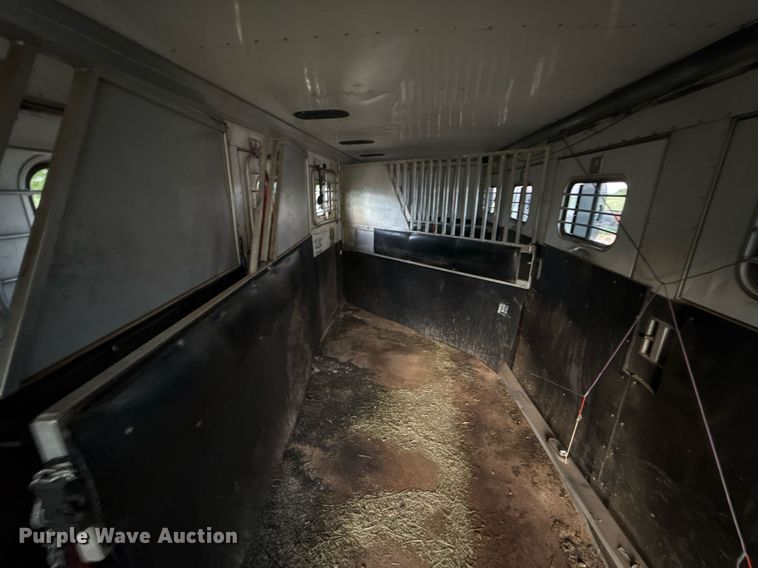 image for item EJ4555 2001 Sundowner horse trailer