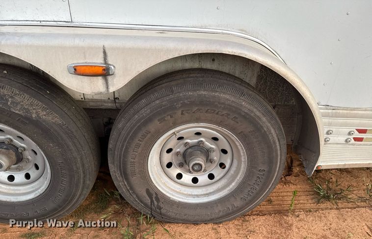 image for item EJ4555 2001 Sundowner horse trailer