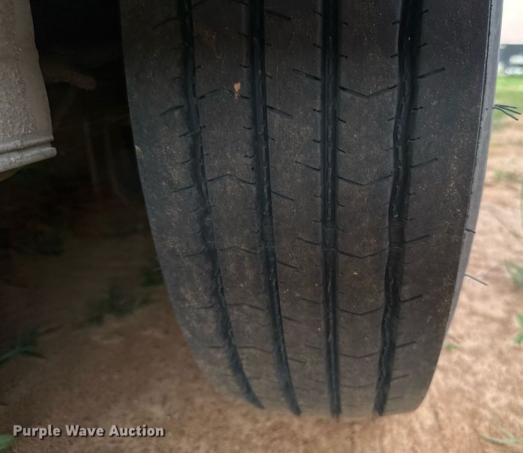 image for item EJ4555 2001 Sundowner horse trailer