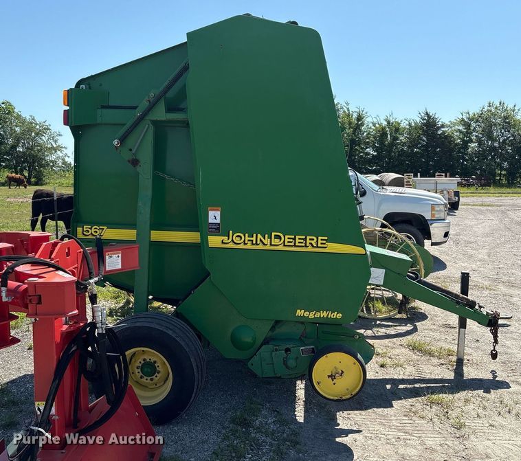 image for item EM2513 2007 John Deere 567 round baler