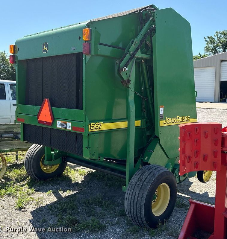 image for item EM2513 2007 John Deere 567 round baler