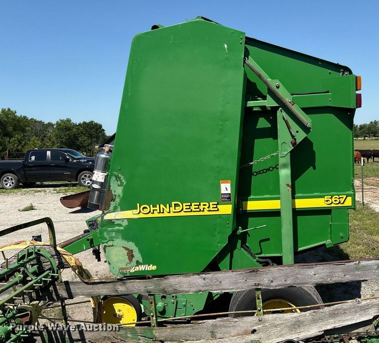 image for item EM2513 2007 John Deere 567 round baler