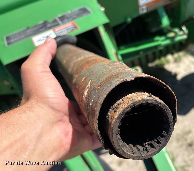 image for item EM2513 2007 John Deere 567 round baler