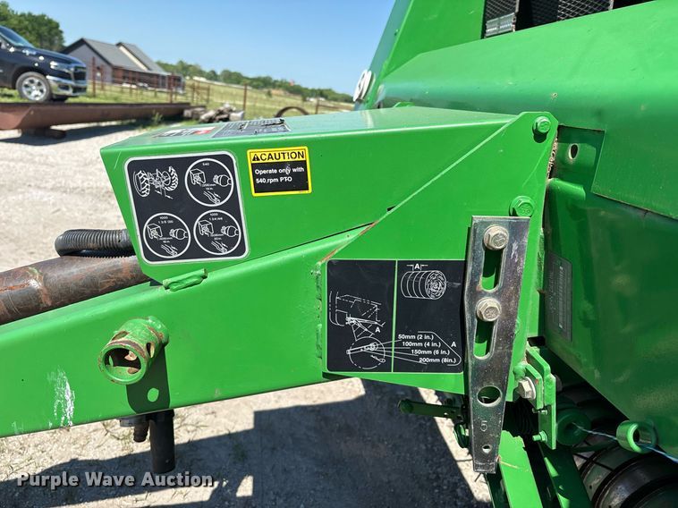 image for item EM2513 2007 John Deere 567 round baler