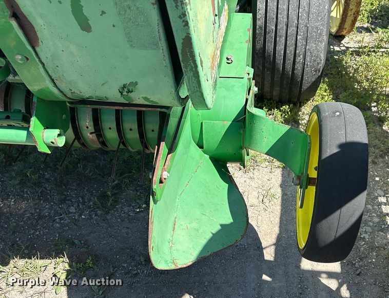 image for item EM2513 2007 John Deere 567 round baler