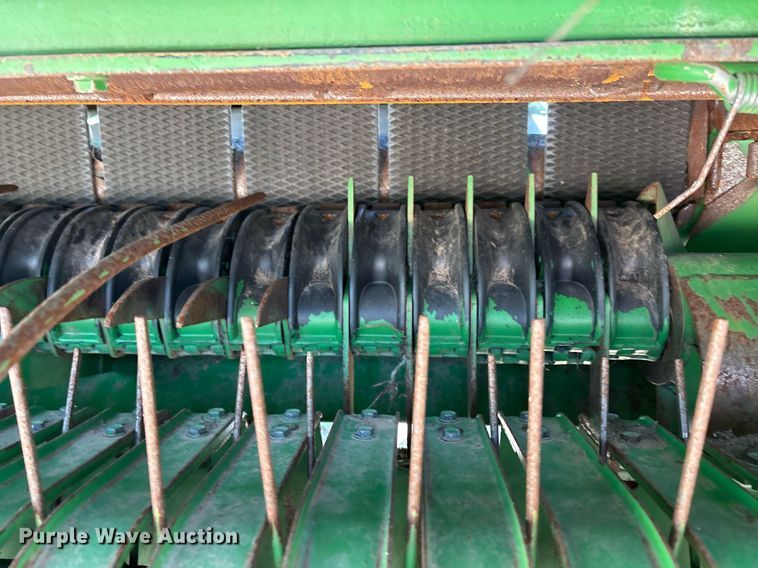 image for item EM2513 2007 John Deere 567 round baler