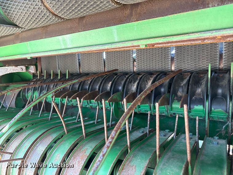 image for item EM2513 2007 John Deere 567 round baler