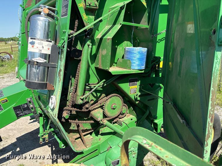 image for item EM2513 2007 John Deere 567 round baler