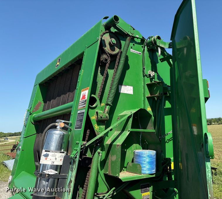 image for item EM2513 2007 John Deere 567 round baler
