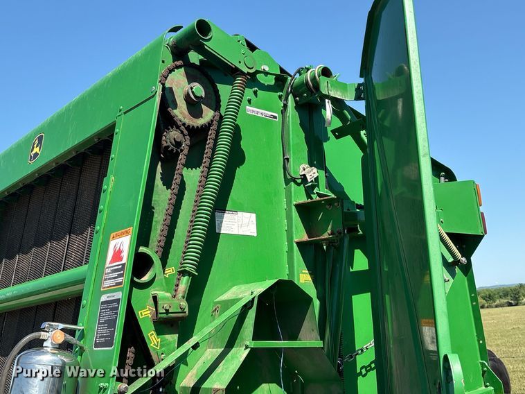 image for item EM2513 2007 John Deere 567 round baler