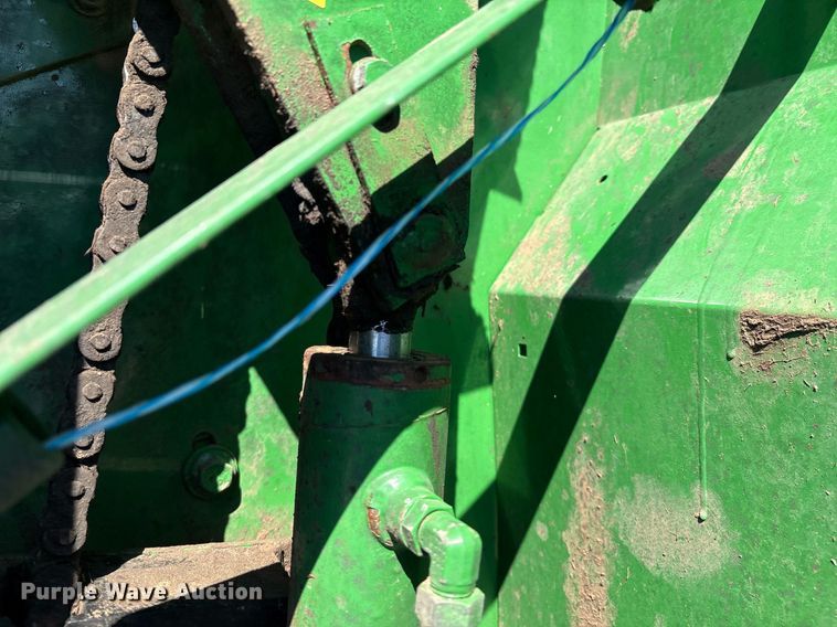 image for item EM2513 2007 John Deere 567 round baler