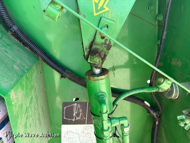 image for item EM2513 2007 John Deere 567 round baler