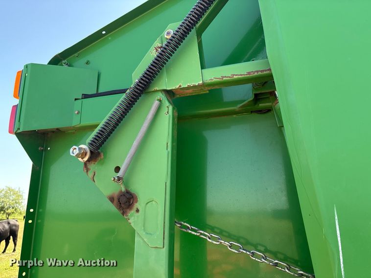 image for item EM2513 2007 John Deere 567 round baler