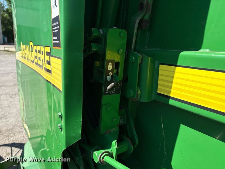 image for item EM2513 2007 John Deere 567 round baler