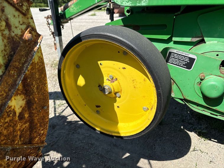 image for item EM2513 2007 John Deere 567 round baler