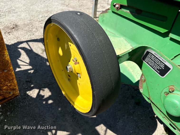 image for item EM2513 2007 John Deere 567 round baler