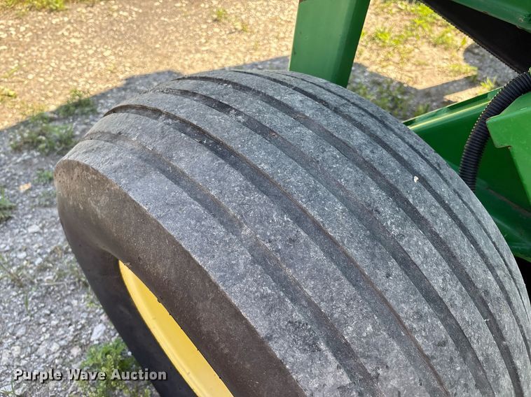 image for item EM2513 2007 John Deere 567 round baler