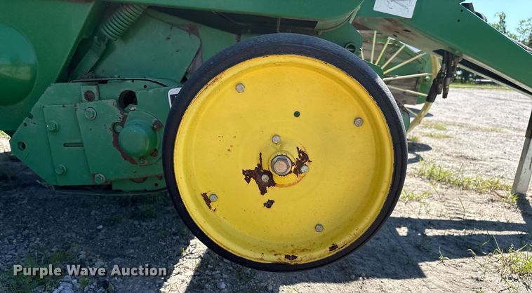 image for item EM2513 2007 John Deere 567 round baler