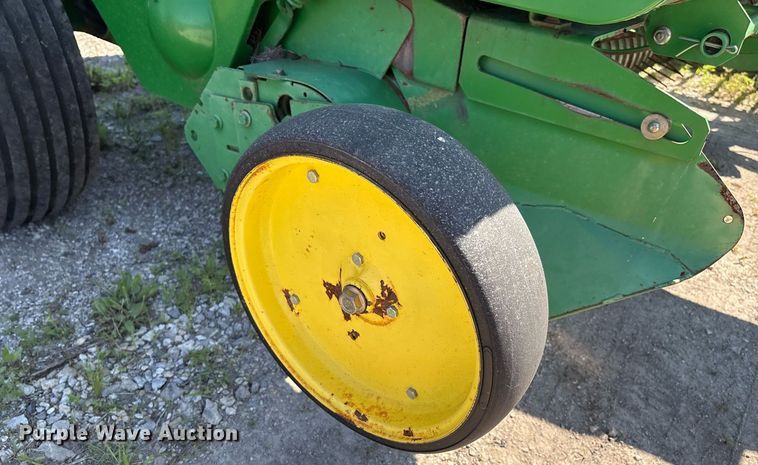 image for item EM2513 2007 John Deere 567 round baler