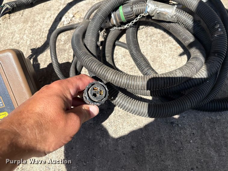 image for item EM2513 2007 John Deere 567 round baler