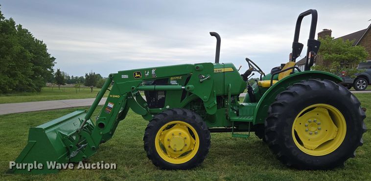 image for item EN3710 2015 John Deere 5075E MFWD tractor