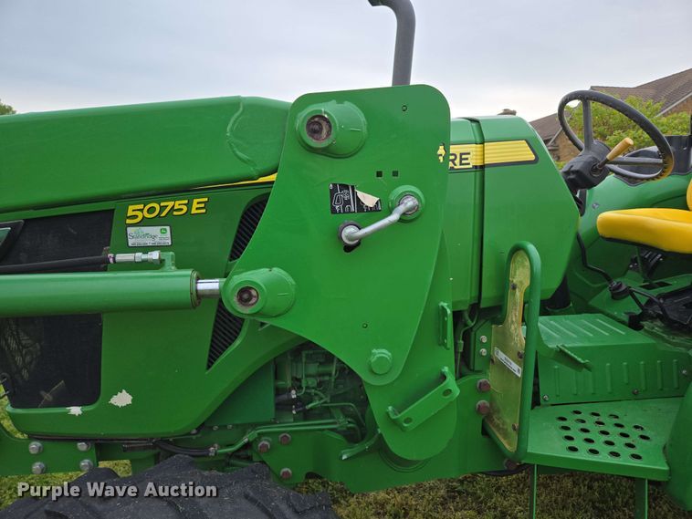 image for item EN3710 2015 John Deere 5075E MFWD tractor