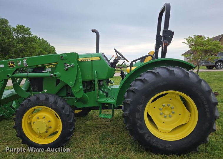 image for item EN3710 2015 John Deere 5075E MFWD tractor