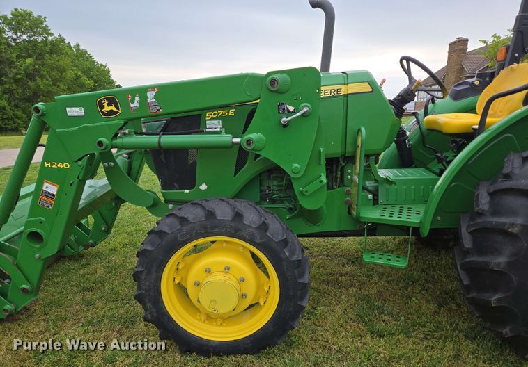 image for item EN3710 2015 John Deere 5075E MFWD tractor