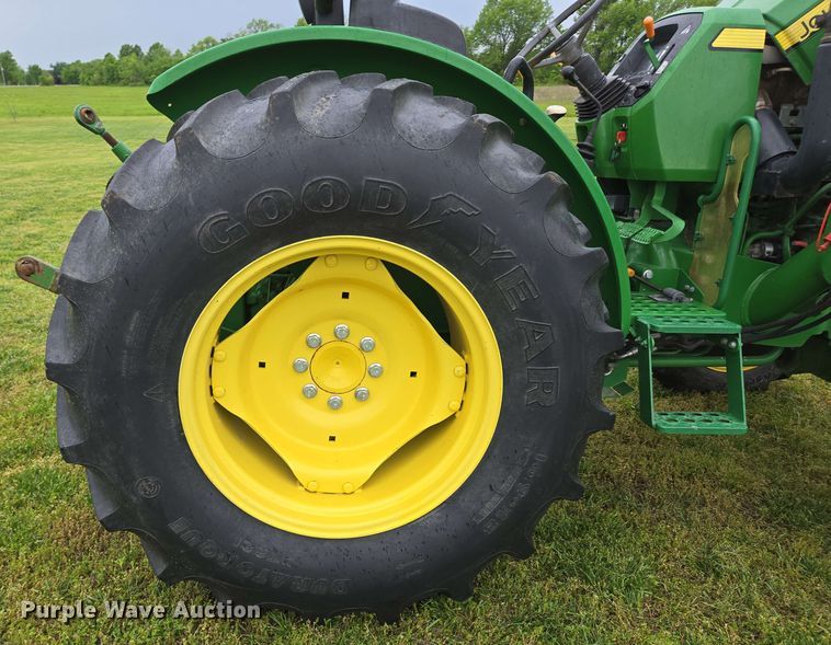 image for item EN3710 2015 John Deere 5075E MFWD tractor