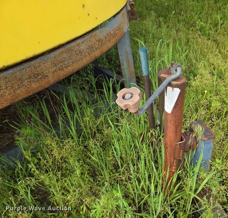 image for item EN8983 Nurse tank trailer