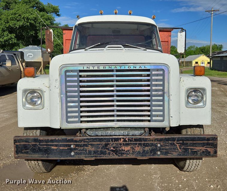 image for item EN8986 1976 International Loadstar 1700 grain truck